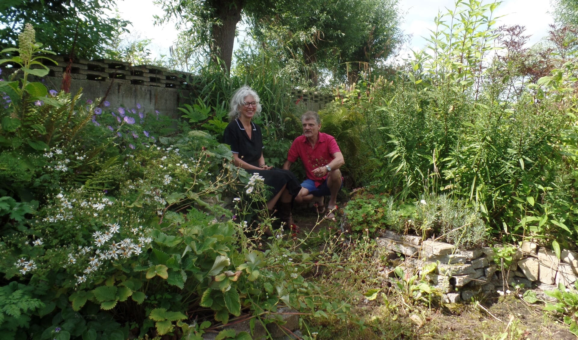 Anne-Marie van Eck en Marcel Borkus in de ‘Verzonken Tuin’ die men zondag kan bezichtigen.  Foto: Jan Hendriksen. 