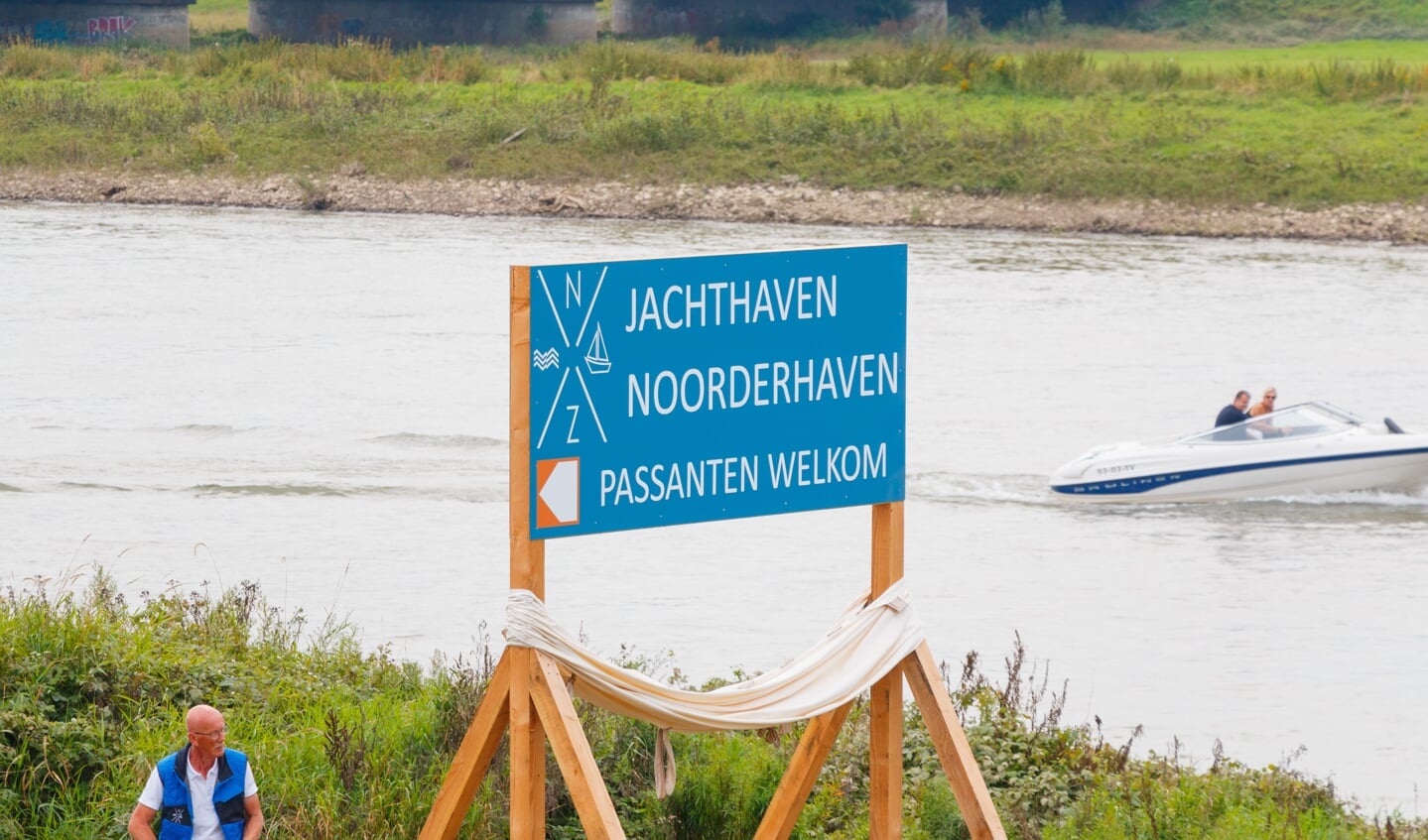 Het nieuwe verwijsbord naar de haven. Foto: Henk Derksen