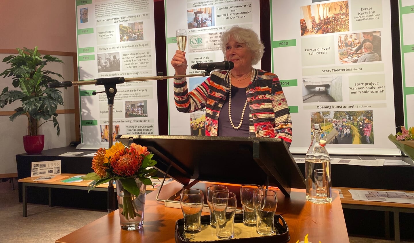 Voorzitter Barbara Bodegom toostte zondagmiddag met de aanwezigen op het 25-jarig bestaan van KunstKring Ruurlo. Foto: Bibi Bodegom