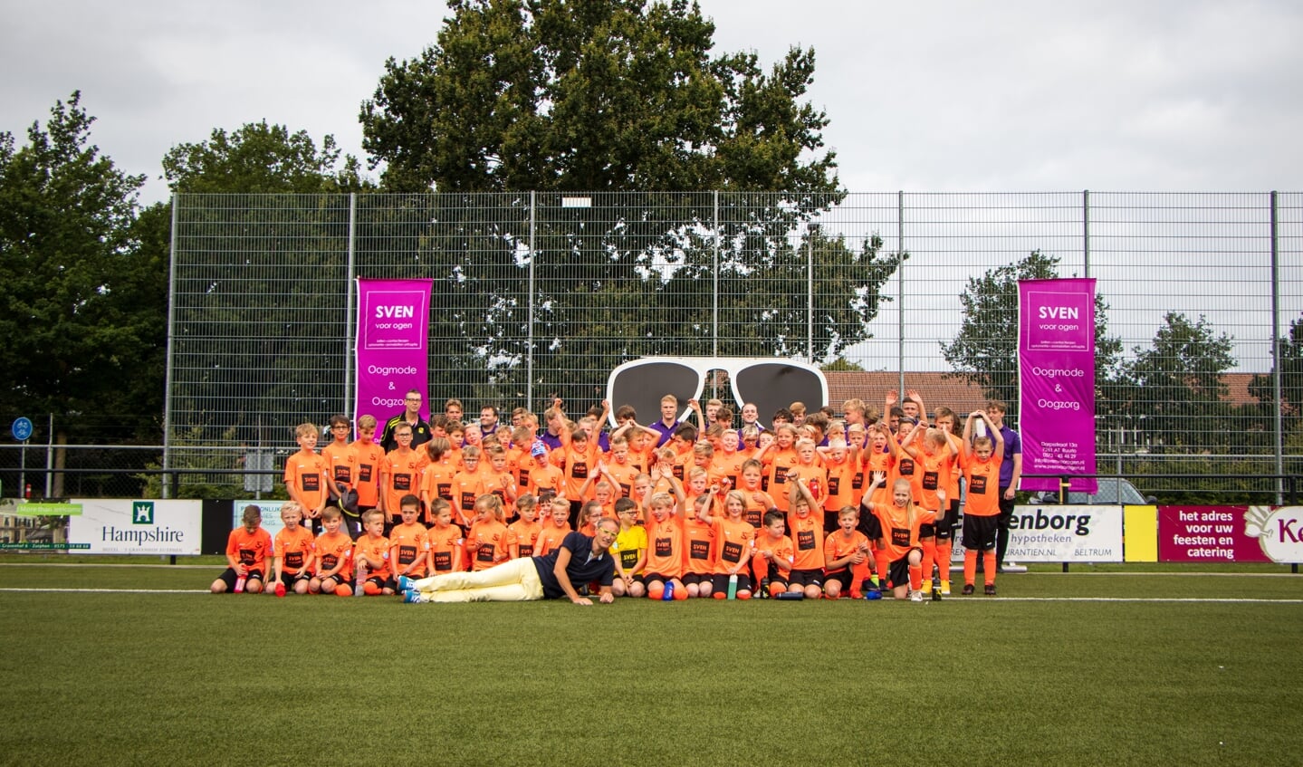 Zeventig jeugdvoetballertjes namen deel aan de Sven voor Ogen voetbaldagen. Foto: PR