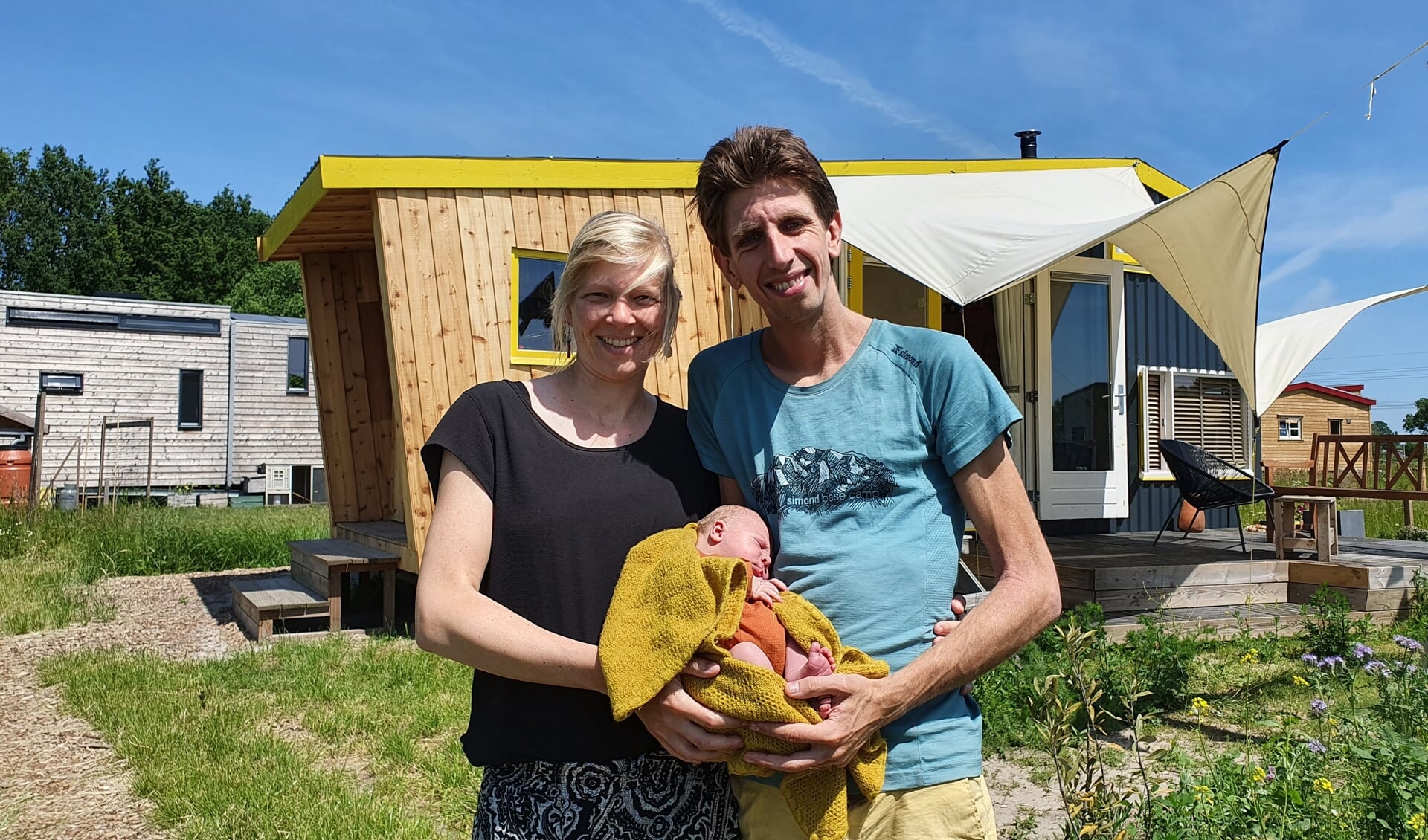 Iris, Bouke en baby Miko voor hun tiny house in Apeldoorn. Foto: PR