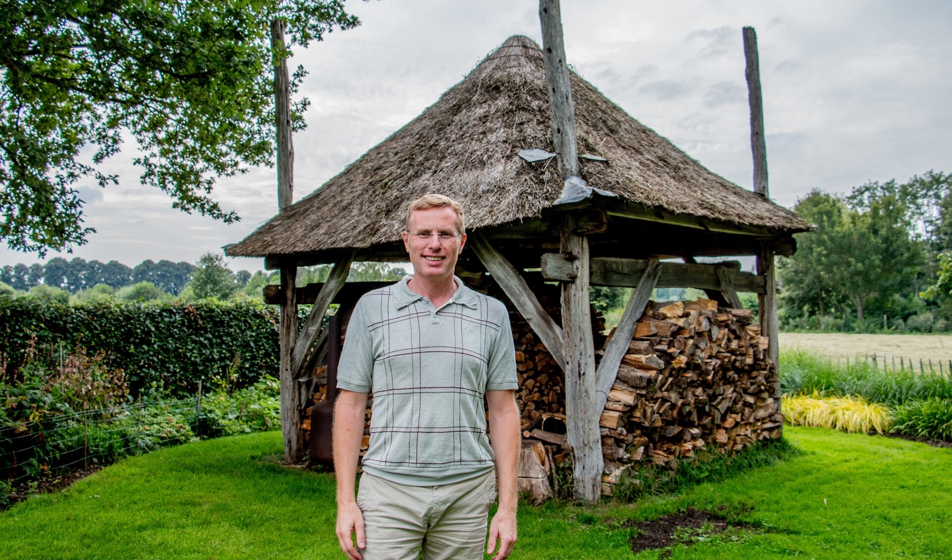 Wethouder Willem Buunk heeft zelf een misschien wel 150 jaar oude hooimijt staan, die nu gebruikt wordt voor houtopslag. Foto: Liesbeth Spaansen