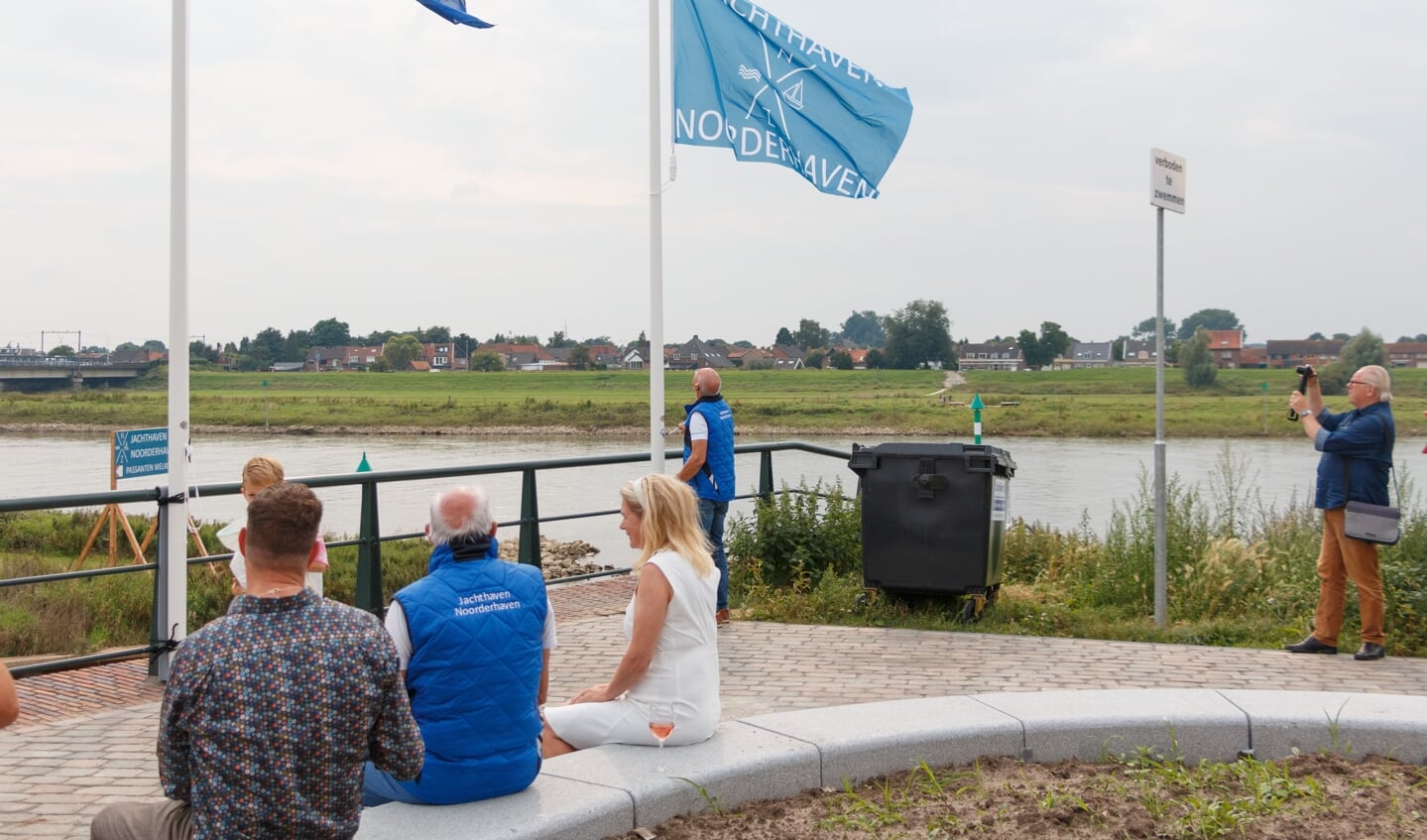 Hans Versteeg hijst de vlag van de Jachthaven Noorderhaven. Foto: Henk Derksen