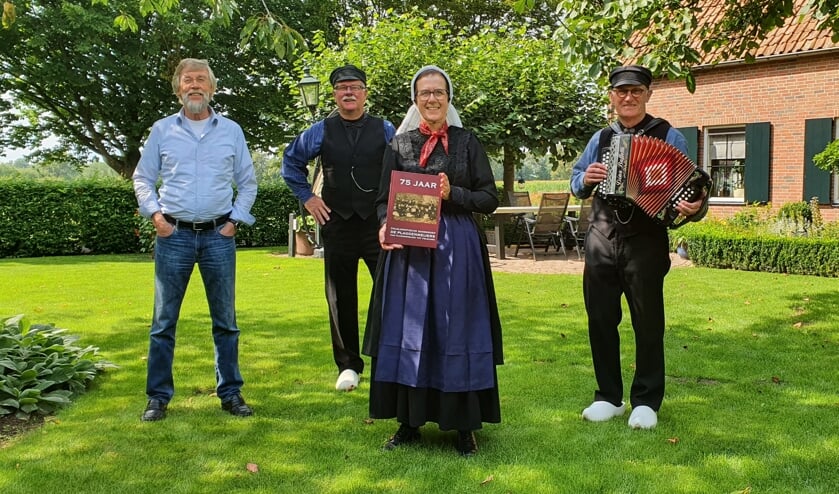 <p>Auteurscollectief van het Jubileumboek van De Plaggenmeijers, (vlnr) Peter Rutgers, Wim Karel, Rikie Scholte van Mast-Koier en Wim Woeltjes. Foto: Rob Weeber</p>