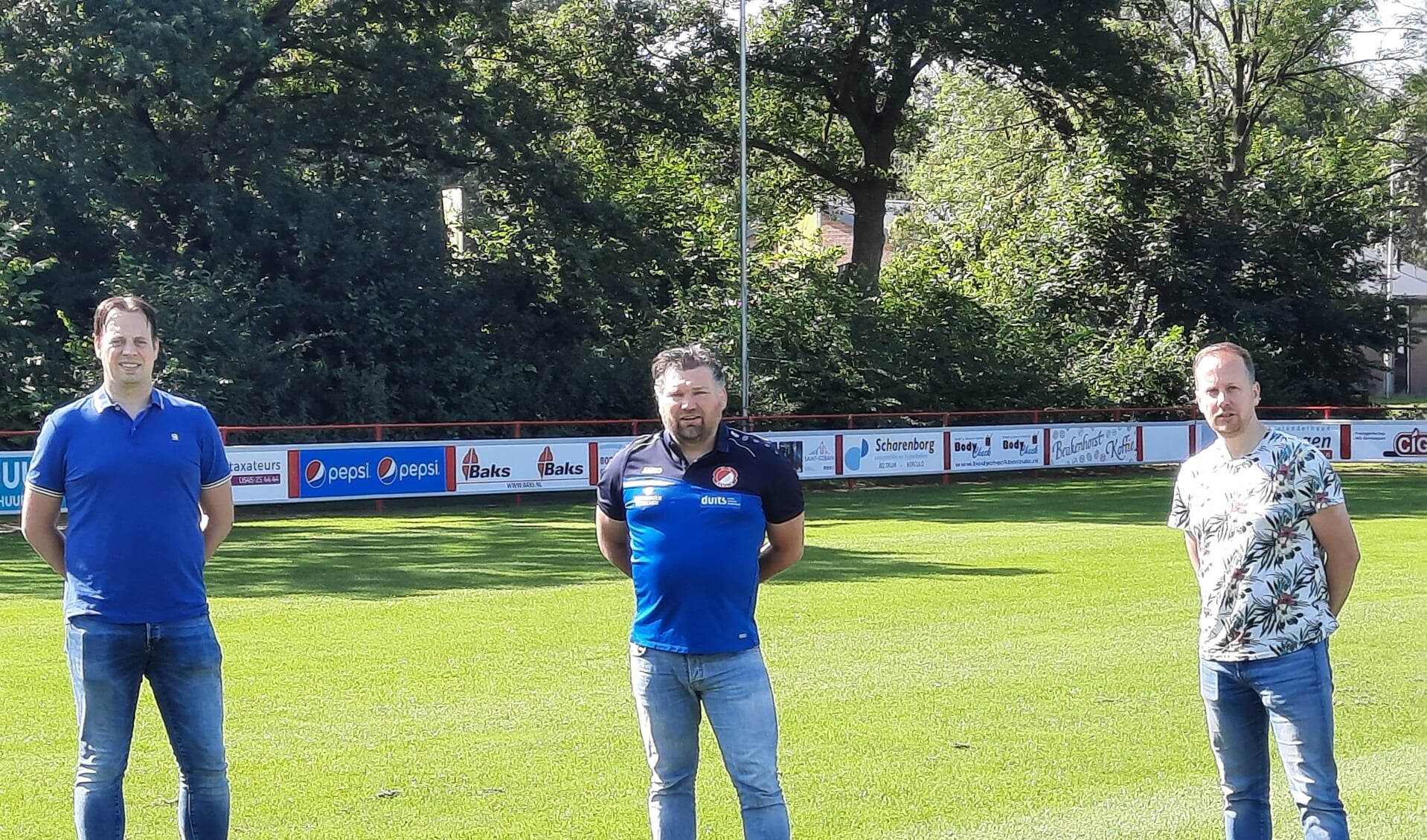 Bert van Losser (m.) is de nieuwe hoofdtrainer. Foto PR vv Reünie