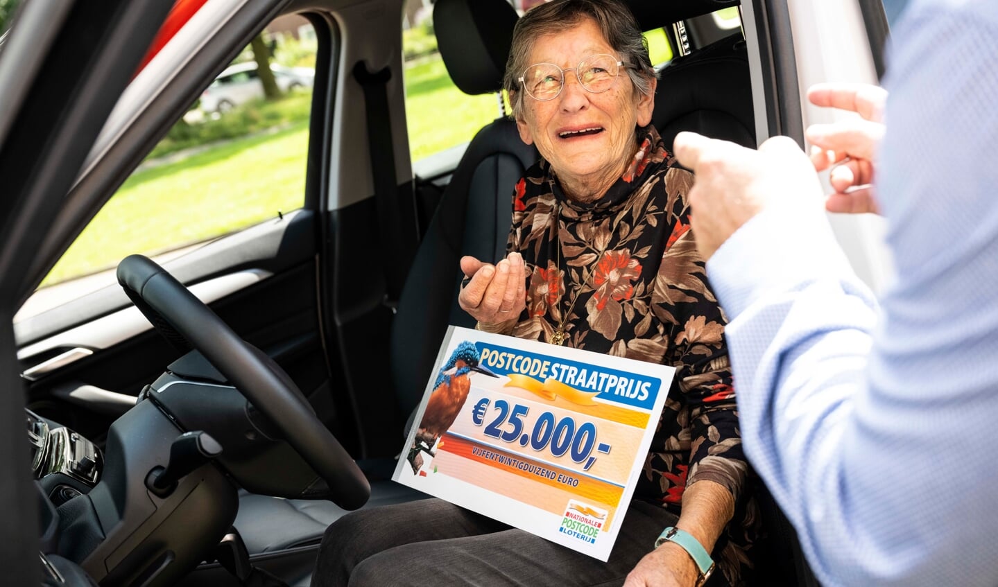 Nel wint 25.000 euro en een gloednieuwe auto bij de Postcode Loterij. Foto: Jurgen Jacob Lodder