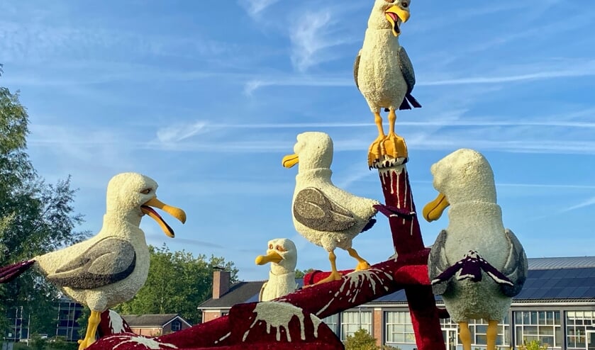 <p>Corsogroep Lansink-Bluiminck wint de Dahlia Kunstobjecten Route 2021 met hun creatie ‘Schijtbeesten’. Foto: PR SBL</p>