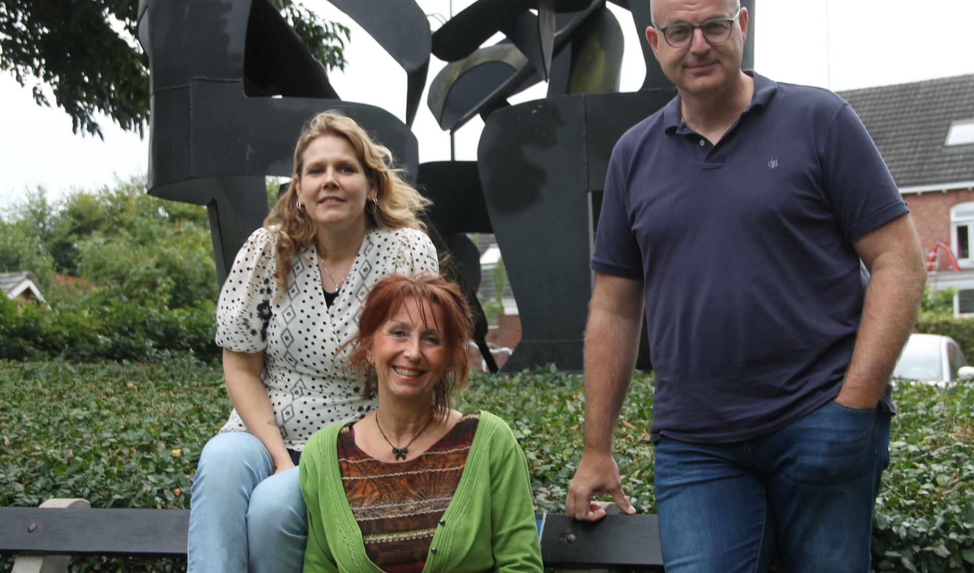 Marloes Mulder, Helma de Graaff en Maikel Stolte (vlnr) vormen het dagelijks bestuur van de Stichting Platform Armoedevrij Winterswijk. Foto Lineke Voltman