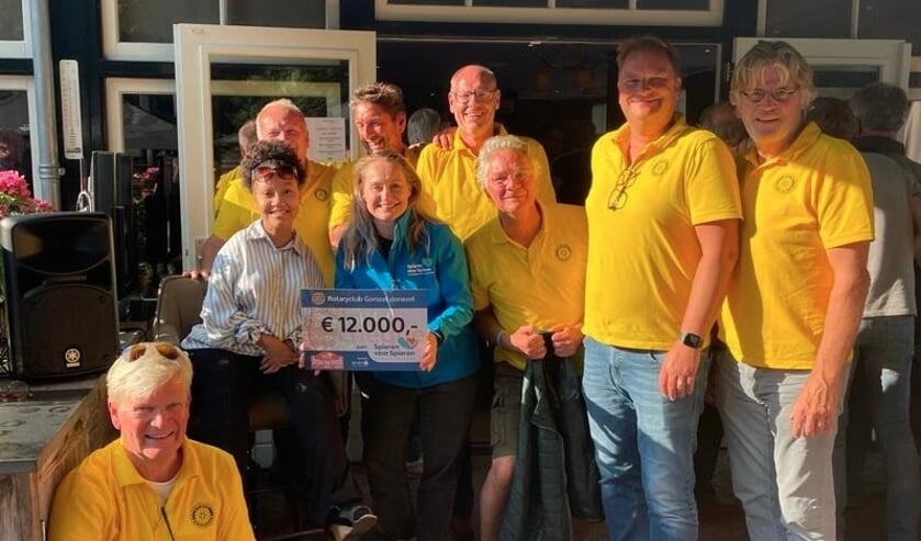 <p>12.000 euro voor Spieren voor Spieren. Rotary Gorssel organisatie met Minke Booij en Jenell Emanuelson. Foto: PR</p>