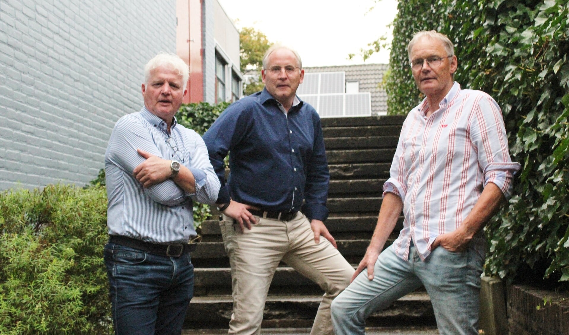 Vlnr: André van Gessel, Albert Boschker en John Teunissen, op de nostalgische trap van de voormalige Galamaschool. Foto: Marlous Velthausz
