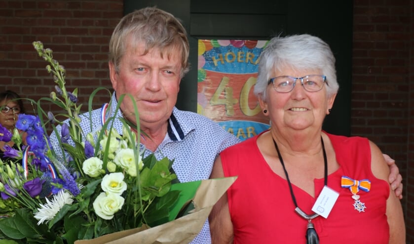 <p>De gedecoreerde Diny Beumer-Oudenampsen samen met haar man Benny Beumer. Foto: Arjen Dieperink</p>