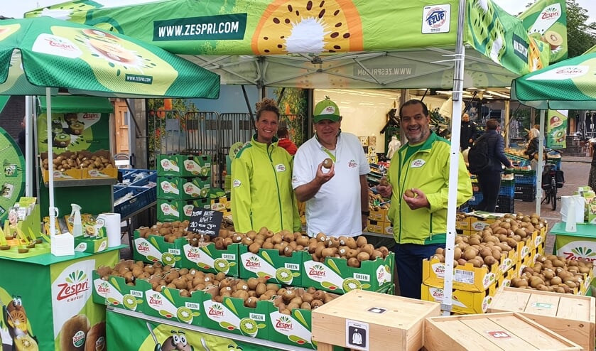<p>Zespri-stand met rechts Ton Theunissen. (Foto: Rob Weeber) </p>