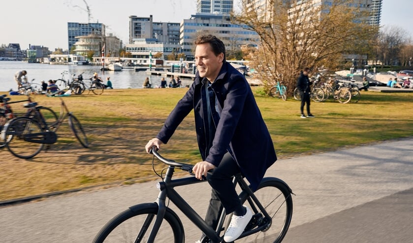 Taco Carlier op een herkenbare VanMoof fiets. Hij runt het bedrijf samen met broer Ties. Foto: VanMoof.com