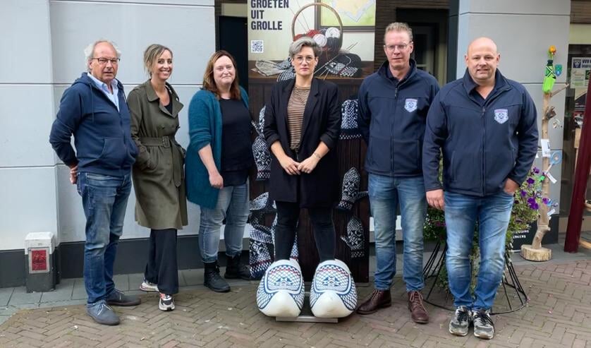 <p>Vlnr Peter Pothof (VVV), Natasja Scharenborg, Joske Elsinghorst (Werkgroep Promotie Groenlo), Tessa ten Barge (GOV) en Xander Luttikholt en Bjorn Snijders (Grolse Wanten Sociëteit). Foto: PR </p>