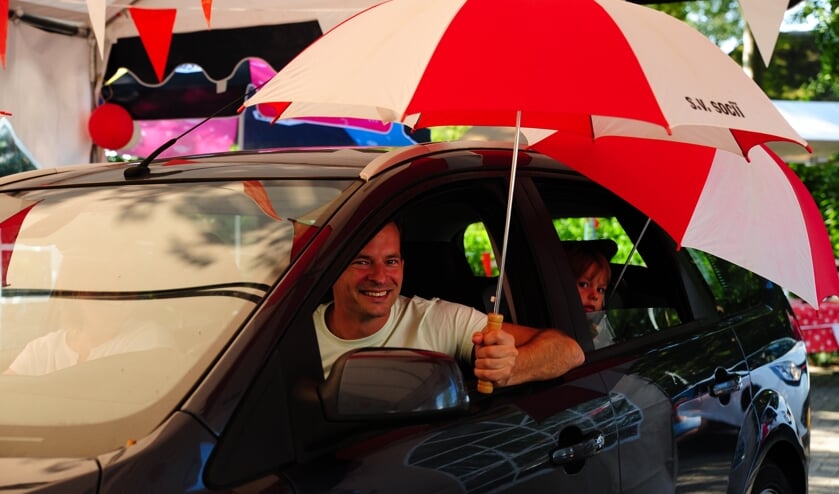 <p>Diverse leden hadden gehoor gegeven om in de rood-witte clubkleuren naar de 'Drive-thru’ te komen. Foto: Paul Harmelink </p>