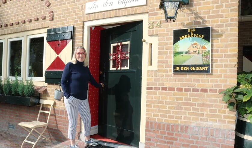 <p>Sara Udcoff bij de deur van 'In den Olifant, dat als B&B ophoudt te bestaan. Foto: Arjen Dieperink</p>
