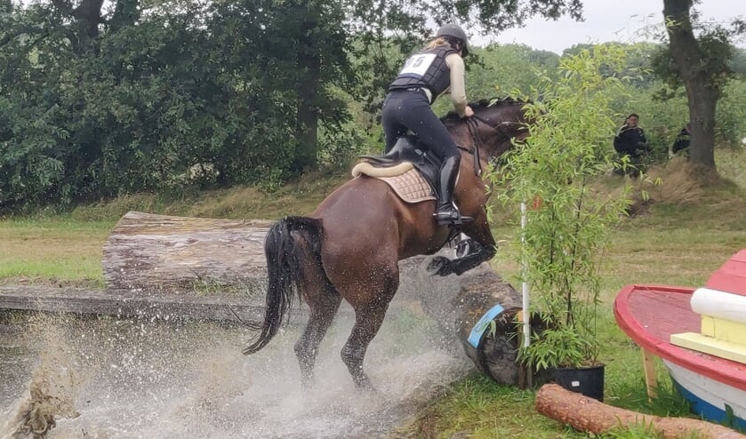 Altijd spektakel bij de waterhindernis tijdens de cross. Foto: Rob Stevens