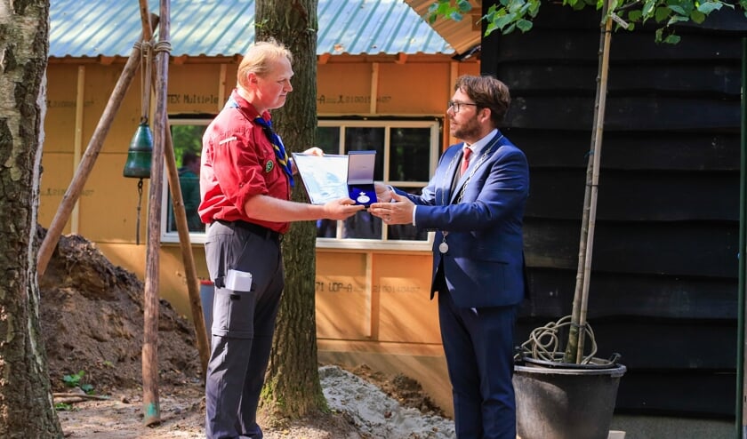 <p>Voorzitter Niels Meijerink ontvangt uit handen van burgemeester Sebastiaan van ’t Erve een Koninklijke Erepenning. Foto: Bert-Jan Hissink</p>