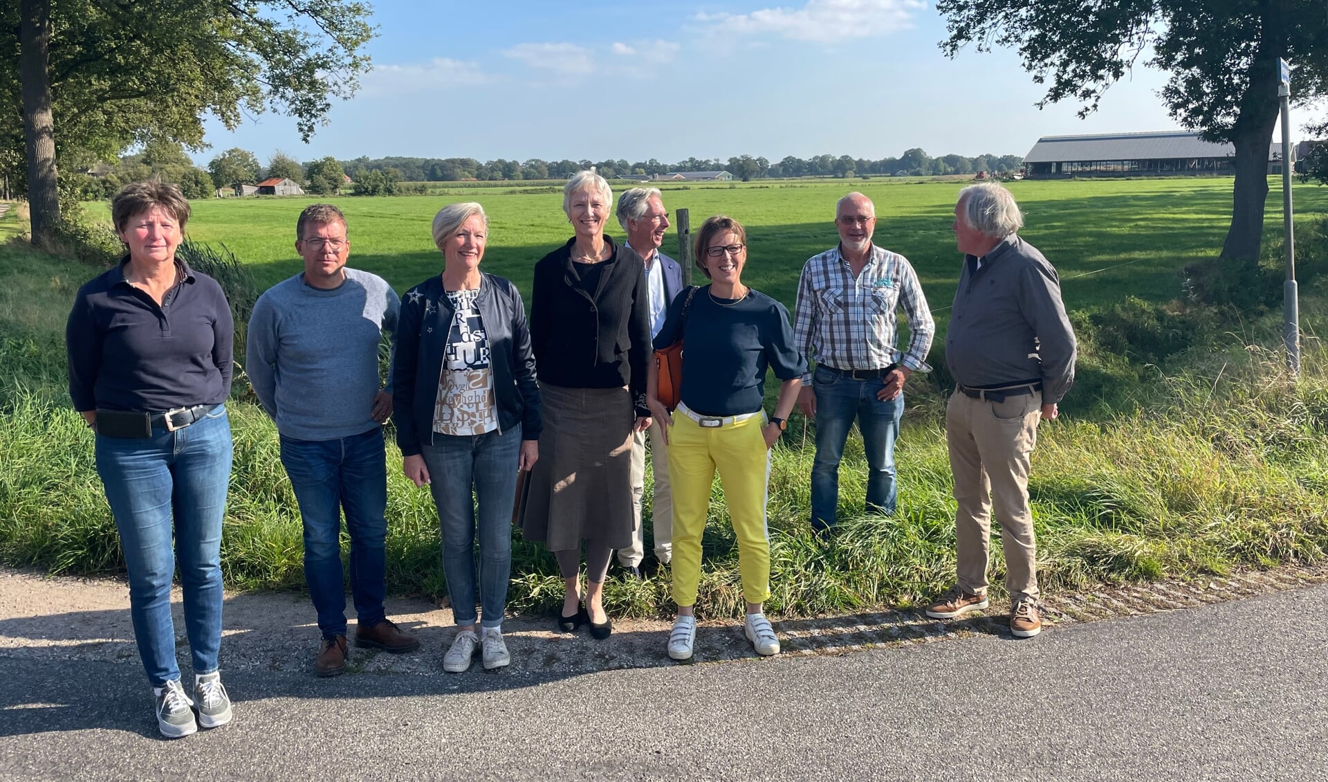 D66-Statenlid Rita Braam (3e van rechts) en de plaatselijke fractievoorzitter van de partij Marleen van der Meulen (midden) met bestuurders van Buurtbelangen Larense Broek. Foto: Henri Bruntink