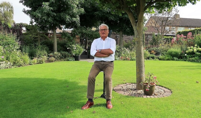 Cees van de Zant in zijn royale, kleurrijke achtertuin. Foto: Theo Huijskes