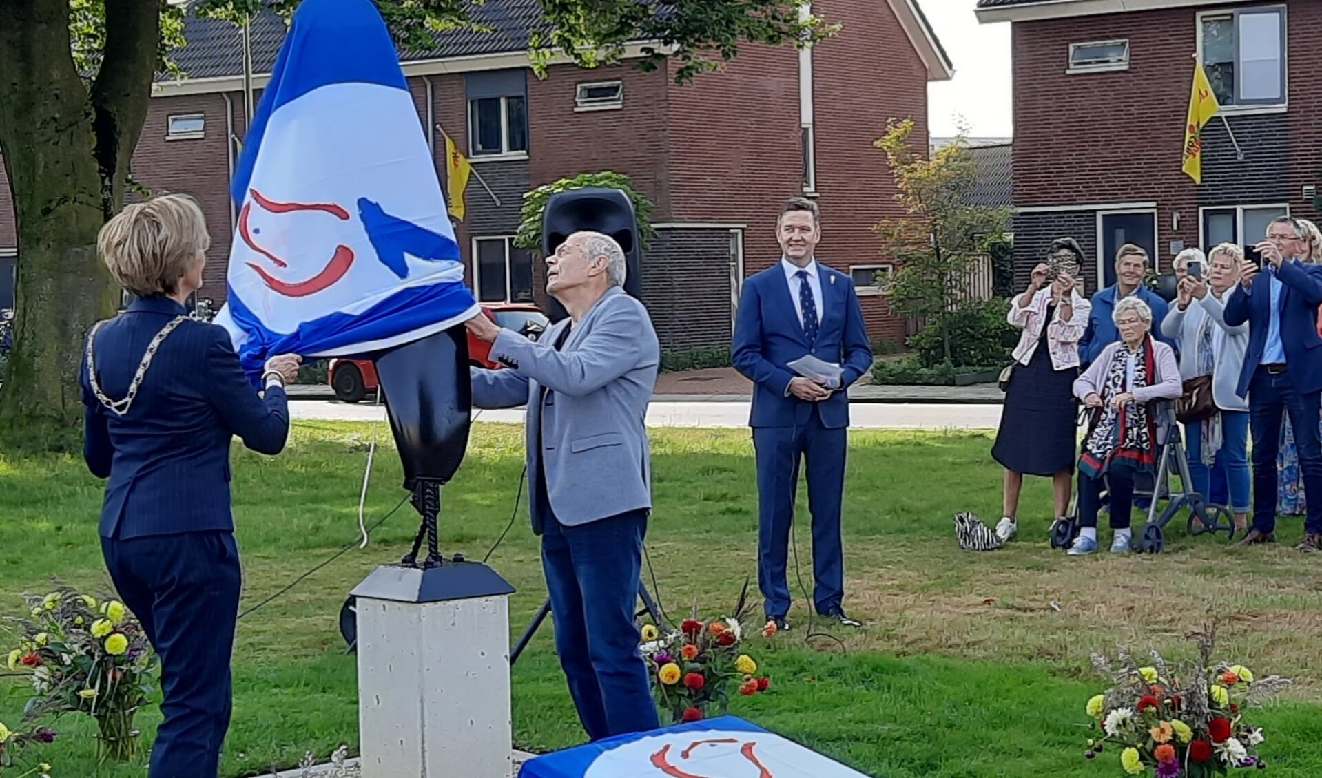 Jan Geerdinck van AVOG onthult samen met burgemeester Bronsvoort het nieuwe monument. Foto: Kyra Broshuis
