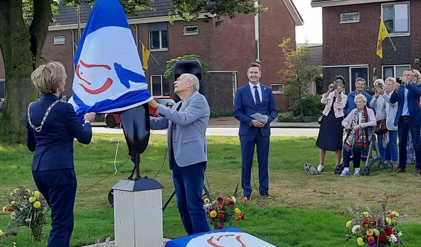 <p>Jan Geerdinck van AVOG onthult samen met burgemeester Bronsvoort het nieuwe monument. Foto: Kyra Broshuis</p>