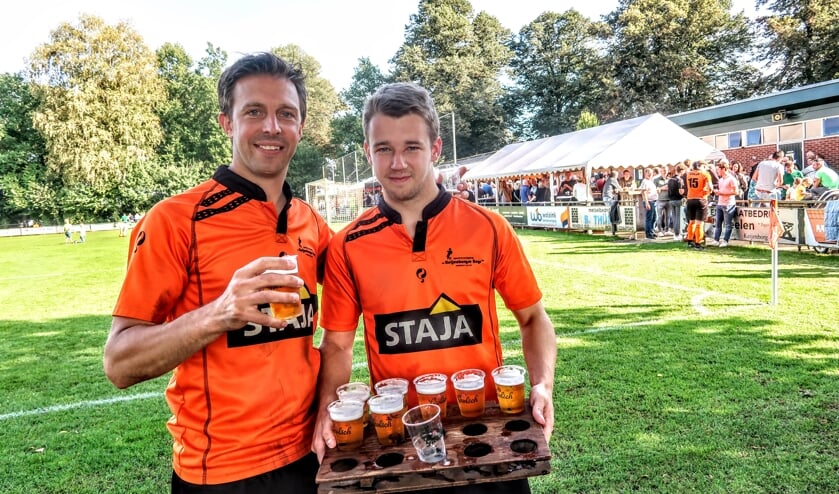 Een welverdiend biertje voor Raymond Sessink (links). Hij nam zondag na meer dan 500 wedstrijden afscheid als speler van het eerste elftal van Keijenburgse Boys. Naast hem aanvaller Luuk Menting. Foto: Luuk Stam