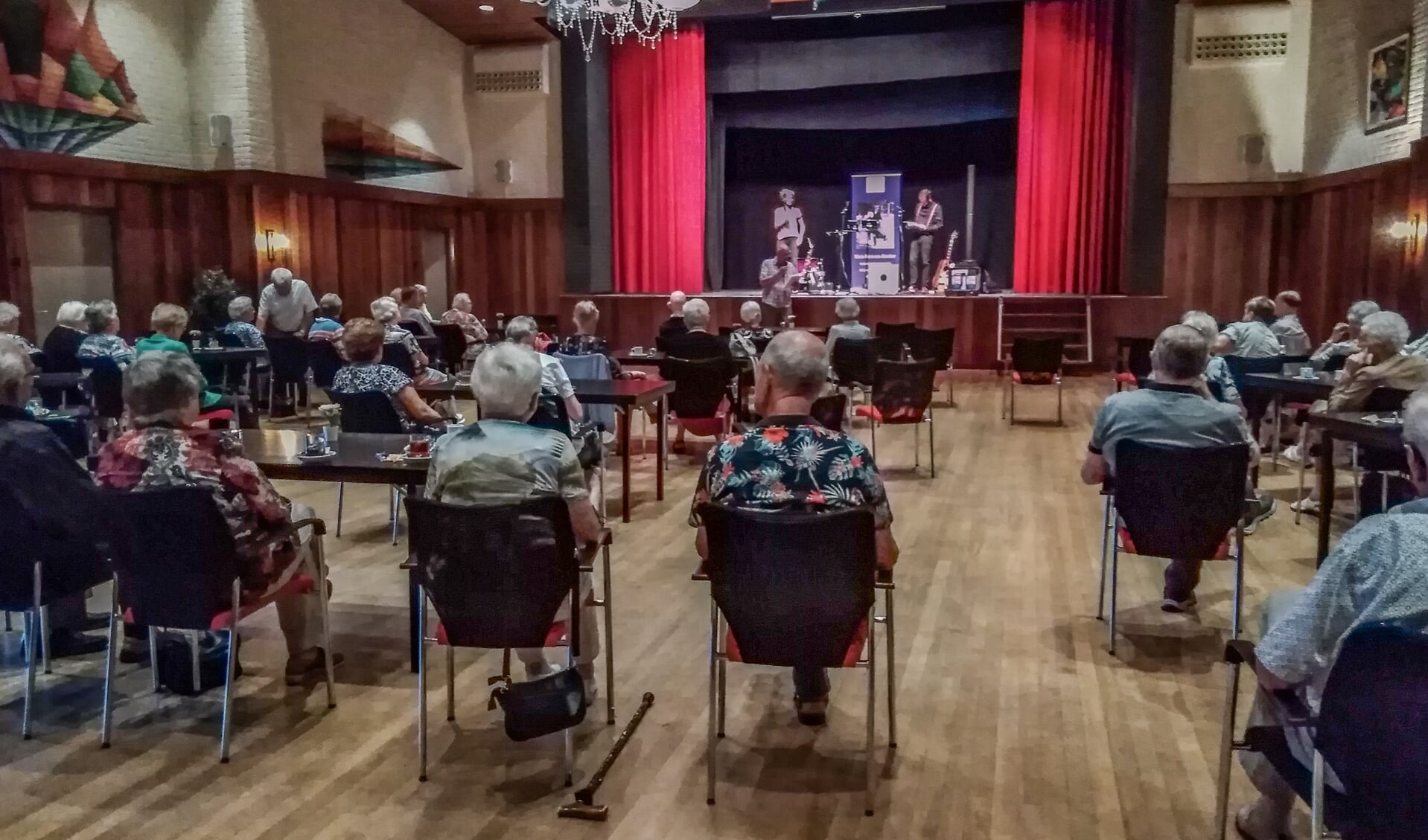 Vijfjarig jubileum Senioren Vereniging Vorden gevierd met optreden van het Duo Een & Ander. Foto: PR