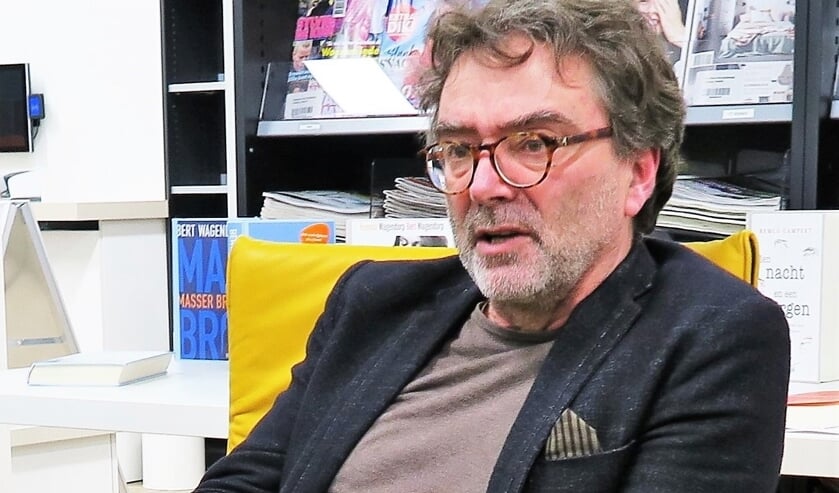 <p>Bert Wagendorp tijdens een lezing in zijn geboorteplaats Groenlo. Foto: Theo Huijskes</p>