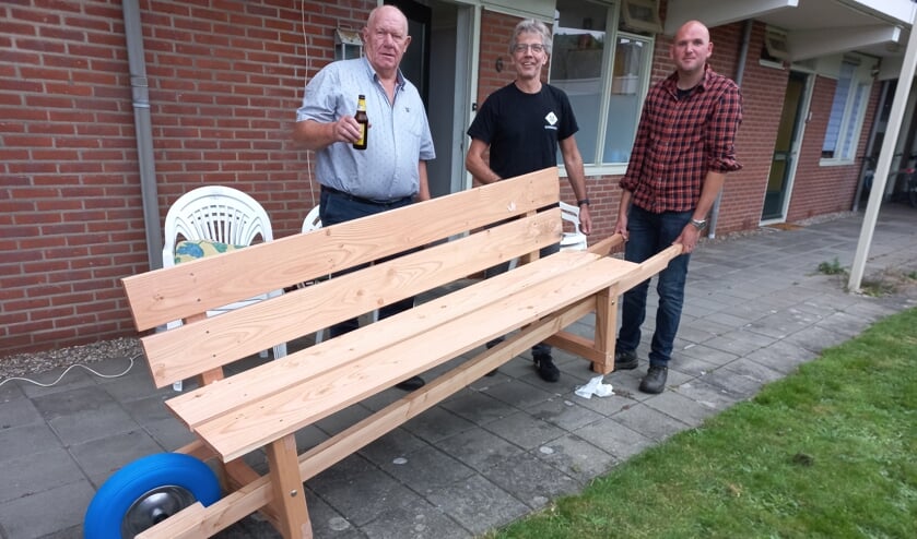<p>De initiatiefnemers voor het kruiwagenbankje. Foto Meggie Aalbers</p>