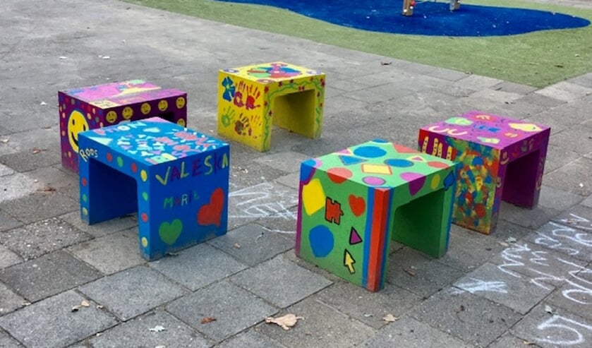 <p>Beschilderde betonnen bankjes op schoolplein De Höve. Foto PR</p>