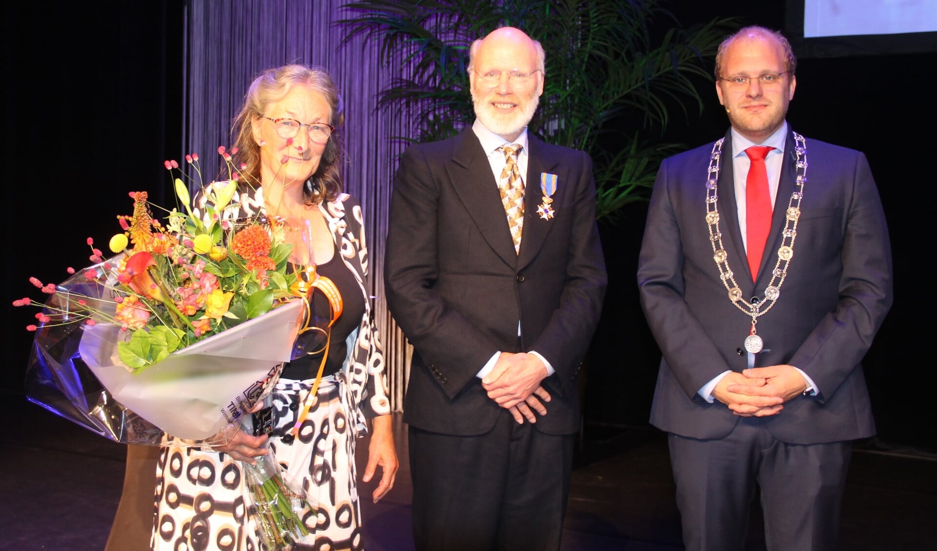 Cas Weijkamp ontving de onderscheiding van burgemeester Joris Bengevoord.  Echtgenote José Weijkamp ontving een bos bloemen. Foto: Lineke Voltman
