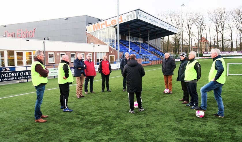 Instructie Walking Football door voormalig Groltrainer Jeroen Burghout. Foto: Theo Huijskes