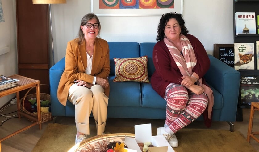 <p>Julie Meerveld van Alzheimer Nederland en Tweede Kamerlid Caroline van der Plas. Foto: Rosalie Derksen</p>