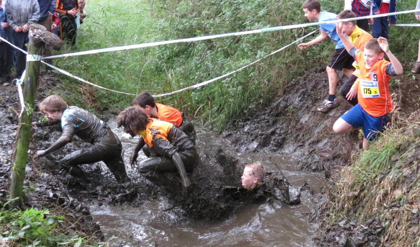 Tot achter de oren zaten jaarlijks de deelnemers onder de blubber als men na vier of zes kilometer blubberen bij de Lindesche Molen arriveerde. Foto: PR