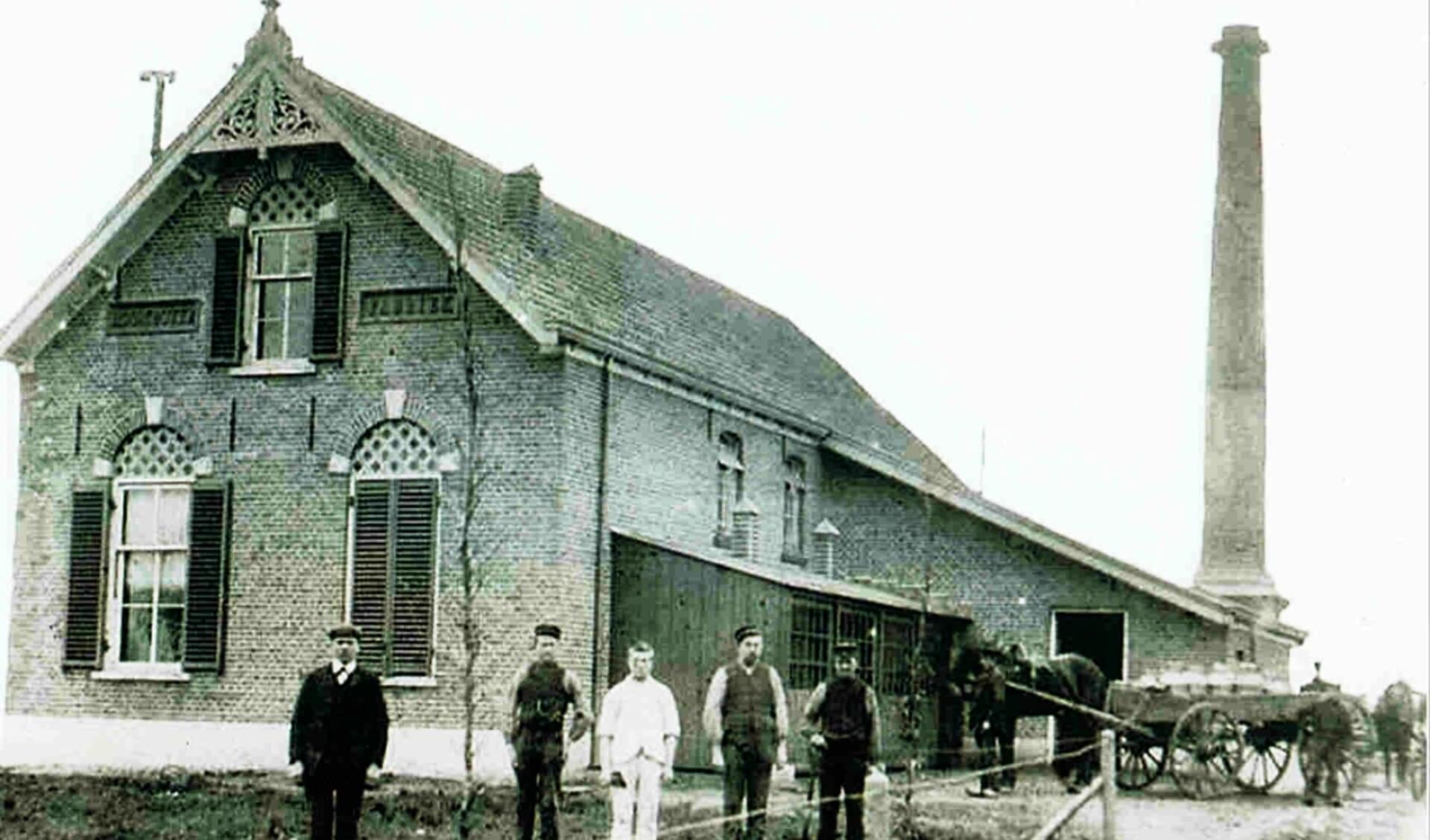 Aalten, Zuivelfabriek 1900 met vijf personeelsleden. Foto: Collectie Leo van der Linde