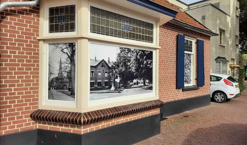 <p>In de etalage van Chateau zijn prachtige oude foto's van het centrum van Vorden te zien. Foto: Oud Vorden. </p>