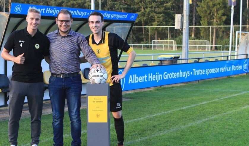 <p>Bas Kortstee, nieuwe sponsor Björn Grotenhuys en Koen Oosterhuis. Foto: Johan Bolink </p>