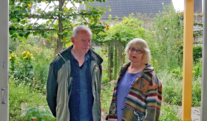 <p>Irene Burger en Johan Mollenhof in een lege galerie met uitzicht op de tuin. Foto: Sander Grootendorst</p>
