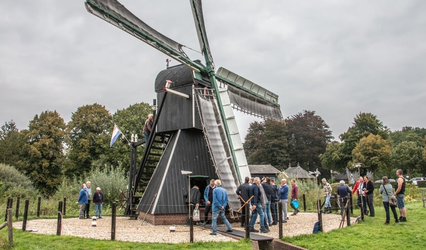 <p>De Spinnekopmolen van Laag-Keppel werd met bewondering bekeken. Foto: Liesbeth Spaansen</p>