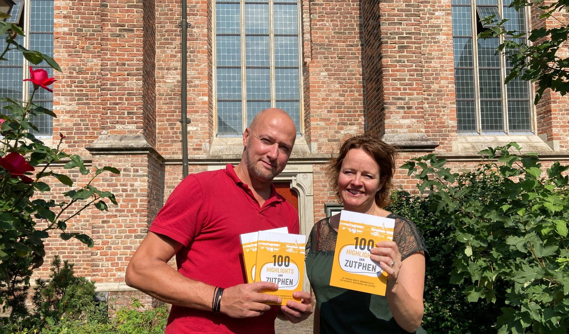 Brigiet Bluiminck en Berthil van den Brink zijn de initiatiefnemers van het boek '100 Highlights van Zutphen'. Dit is vanaf heden te koop en kost 12,50 euro. Foto: Berthil van den Brink