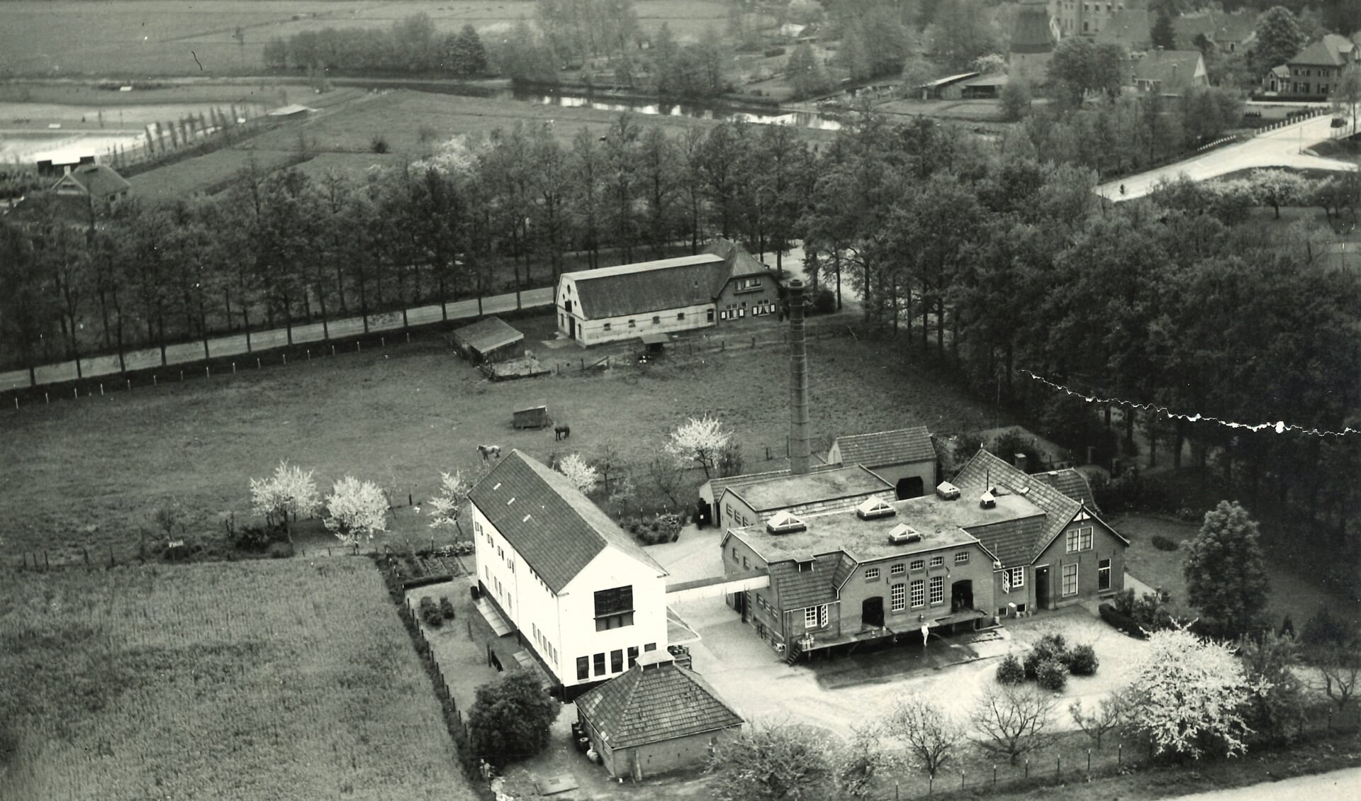 Luchtfoto van de Lochemse Coöperatieve Zuivelfabriek aan de Stationsweg. Op de achtergrond de Goorseweg. Het Twentekanaal was er nog niet. Foto: collectie Erwin Stegeman/FrieslandCampina