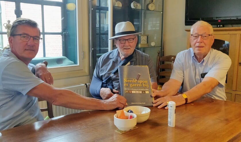 <p>Rob Weeber, Rens van der Heijden en Jan Hondelink met Neede spon er garen bij. Foto: Rob Stevens</p>