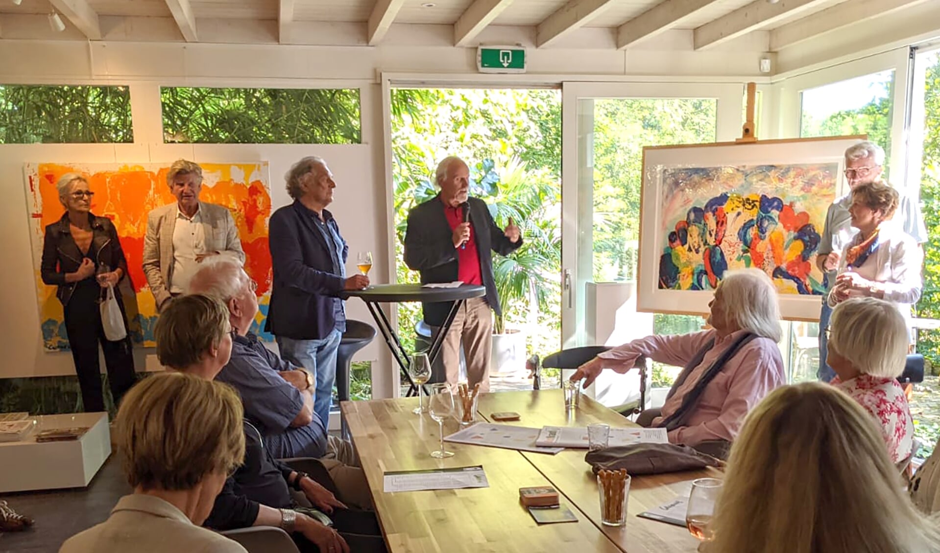 Veel belangstelling voor de opening van de expositie van Jan Cremer bij Kik. Voorzitter René Hoijtink praat met kunstenaar Cremer over zijn werk. Foto: Kyra Broshuis