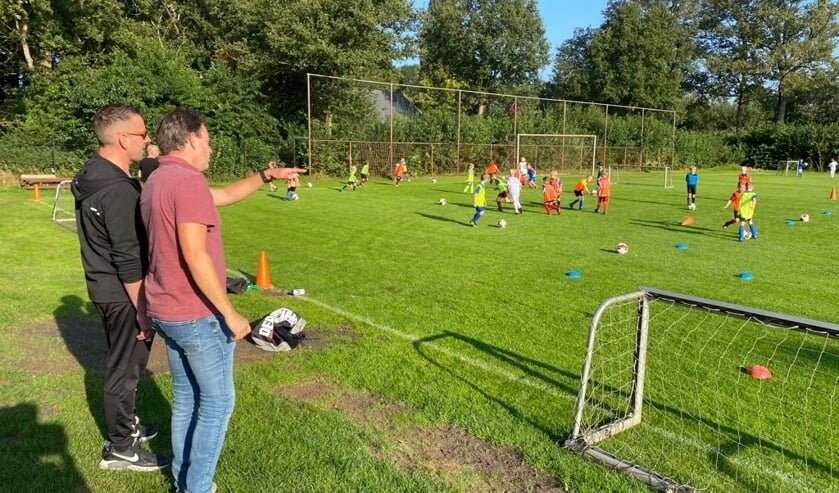 <p>DEO haalt Sander Siebelink (r) binnen voor talentontwikkeling bij de jongste jeugd. Foto: PR</p>