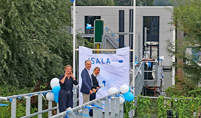 <p>De openingshandeling. Voorzitter Colette Schelfhorst roept het publiek op tot aanmoedigingen. Isala-lid Marcel Bisseling en wethouder Laura Werger staan klaar om de riem door het doek te steken. Foto: Sander Grootendorst</p>