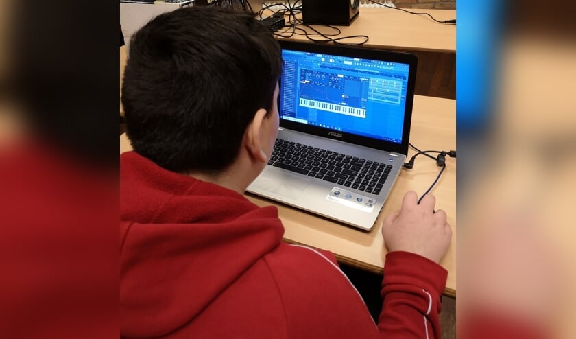 Produceren van een track tijdens Beats the School. Foto: PR