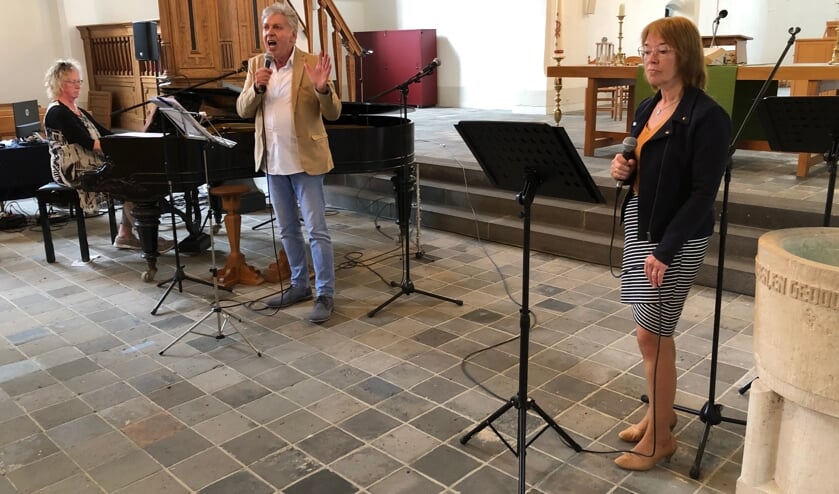 <p>Full House en Friends treden op in de Steenderense Remigiuskerk. Eigen foto</p>