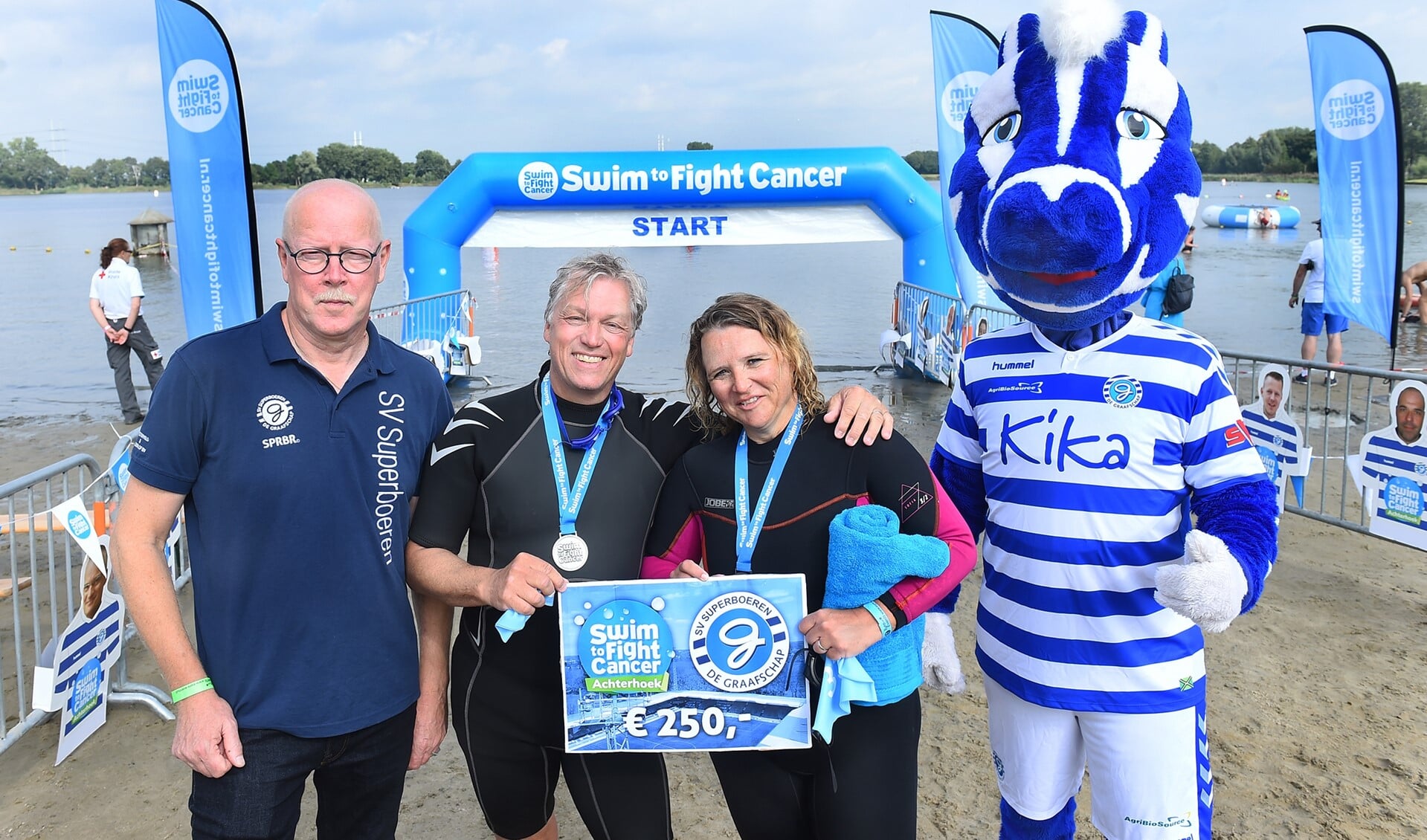 Vlnr: Boudewijn Mecking, Hans Hissink, Sonja de Man en mascotte Guus. Foto: Roel Kleinpenning