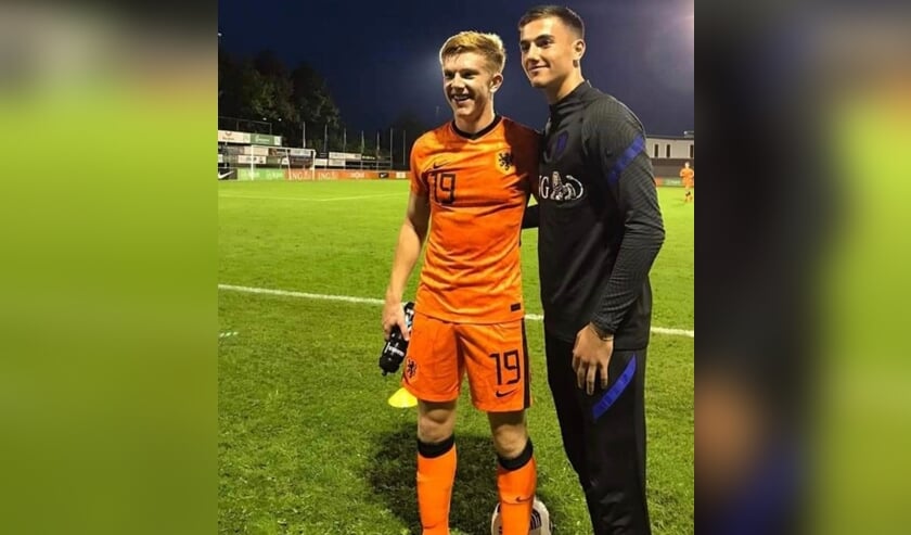 <p>Devin Haen (links) en Sten Kremers na afloop van de 5-0 zege op Italië aan de zijlijn bij de meegereisde Achterhoekse supporters. Foto: Mariel Kremers-Cuppers</p>